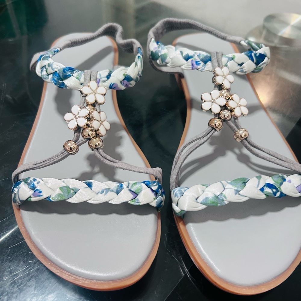 NEW Women’s Size 10 Floral T-Strap Sandals Boho Cute Summer Flat Shoes - Picture 3 of 5